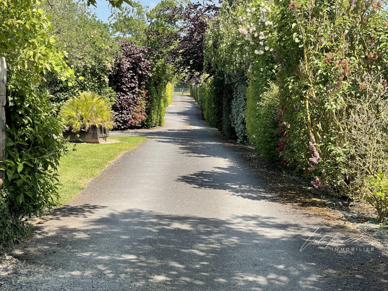 MÉZIDON VALLÉE D'AUGE - HARAS DE 10 HA EN PARFAIT ÉTAT