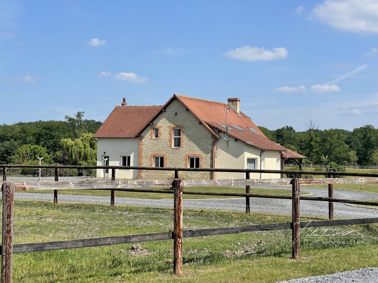 MÉZIDON VALLÉE D'AUGE - HARAS DE 10 HA EN PARFAIT ÉTAT