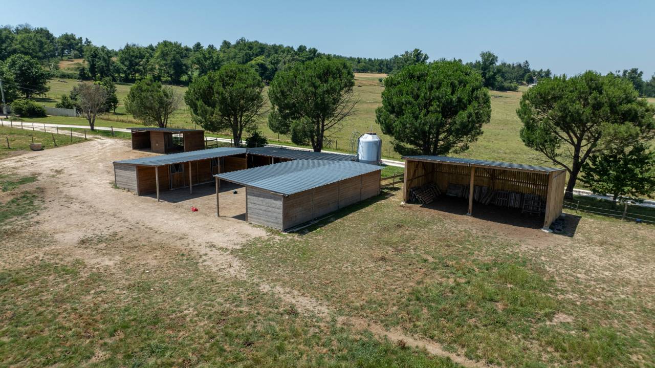 A la Roche Chalais, sur 11 hect, propriété équestre