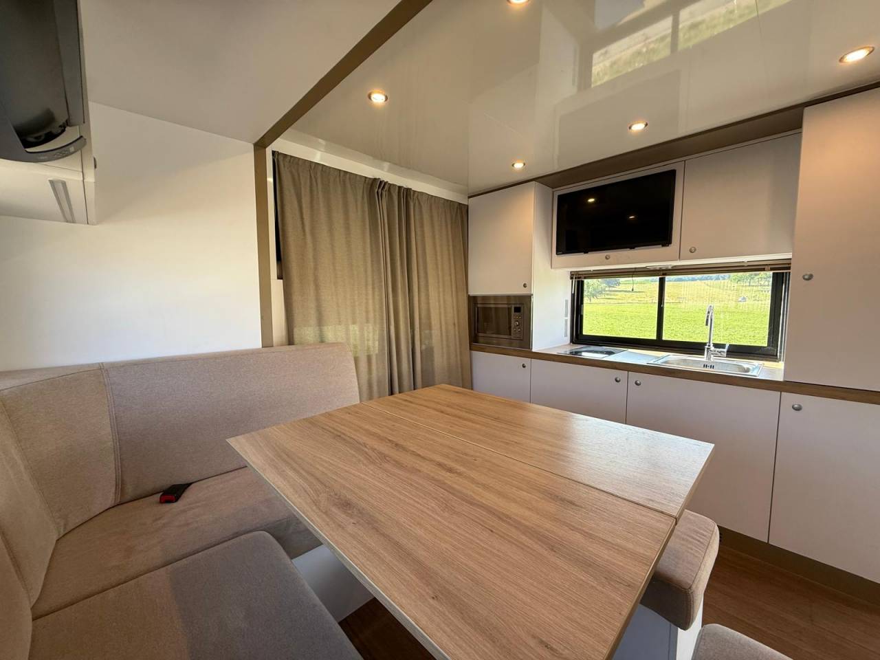 MERCES-BENZ ACTROS 26.40 AKX / 6 places pop-out