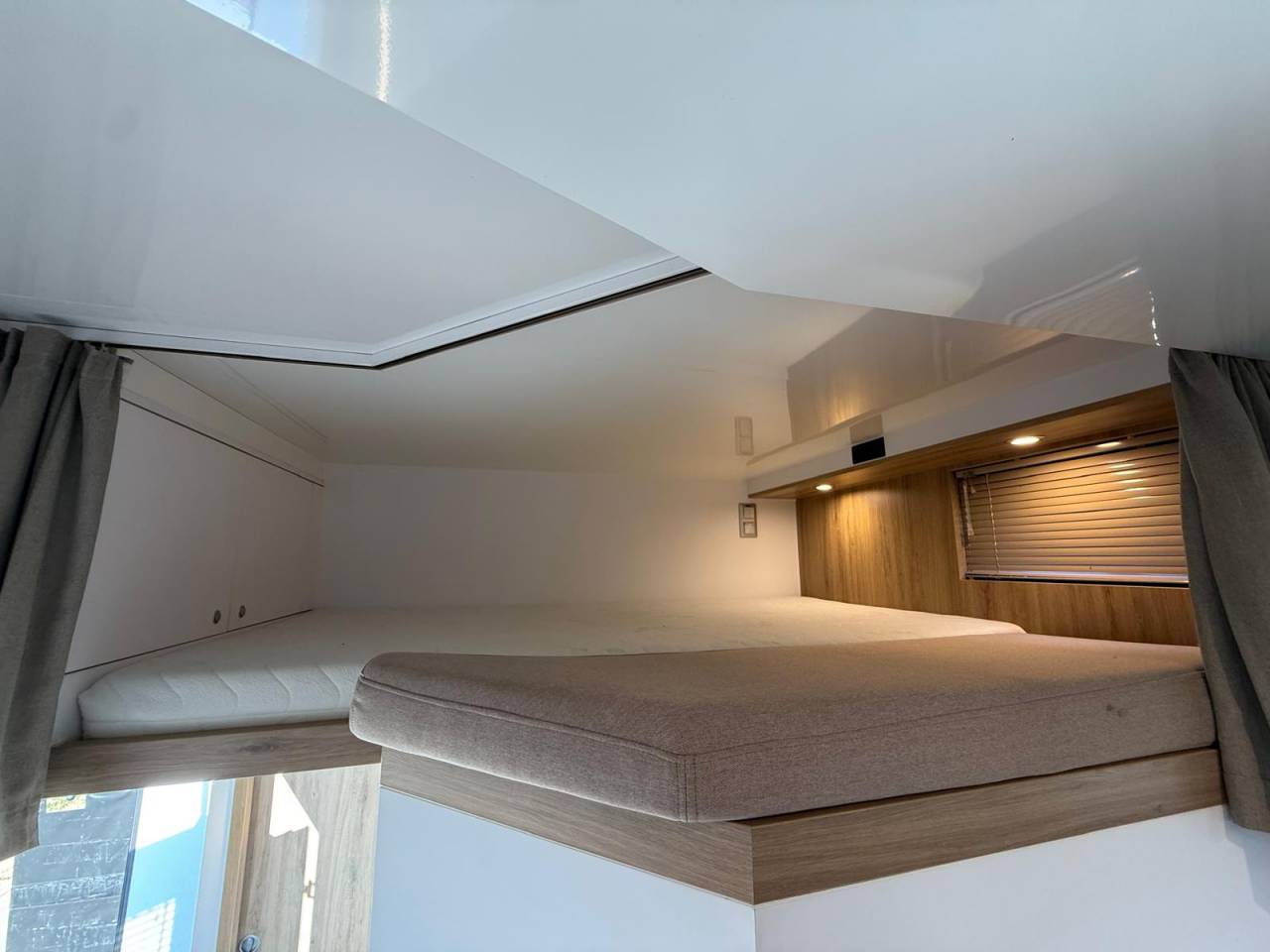 MERCES-BENZ ACTROS 26.40 AKX / 6 places pop-out