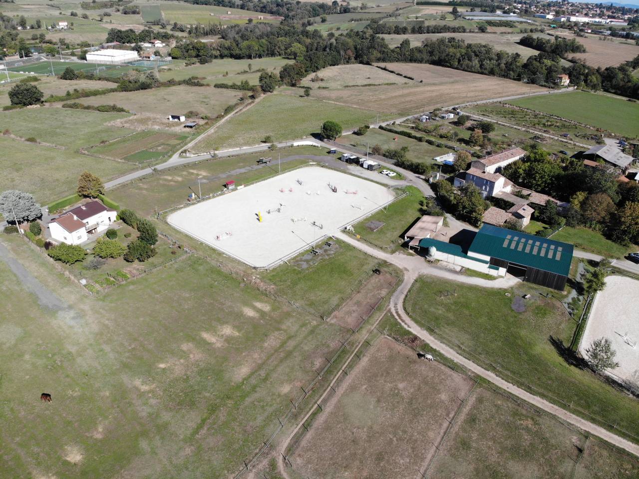 ESCURIE DE SPORT EN ACTIVITE - AUX PORTES DE LYONS - 