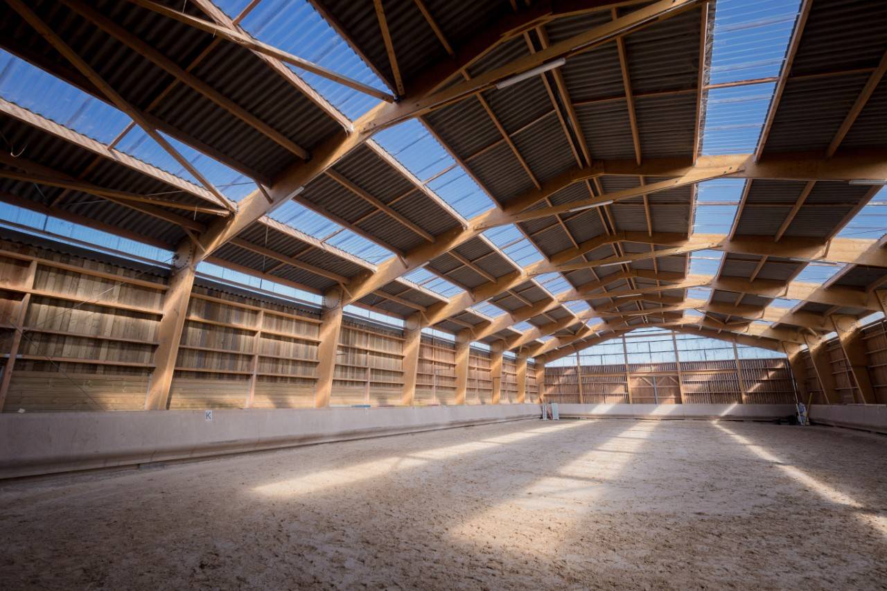 ESCURIE DE SPORT EN ACTIVITE - AUX PORTES DE LYONS - 