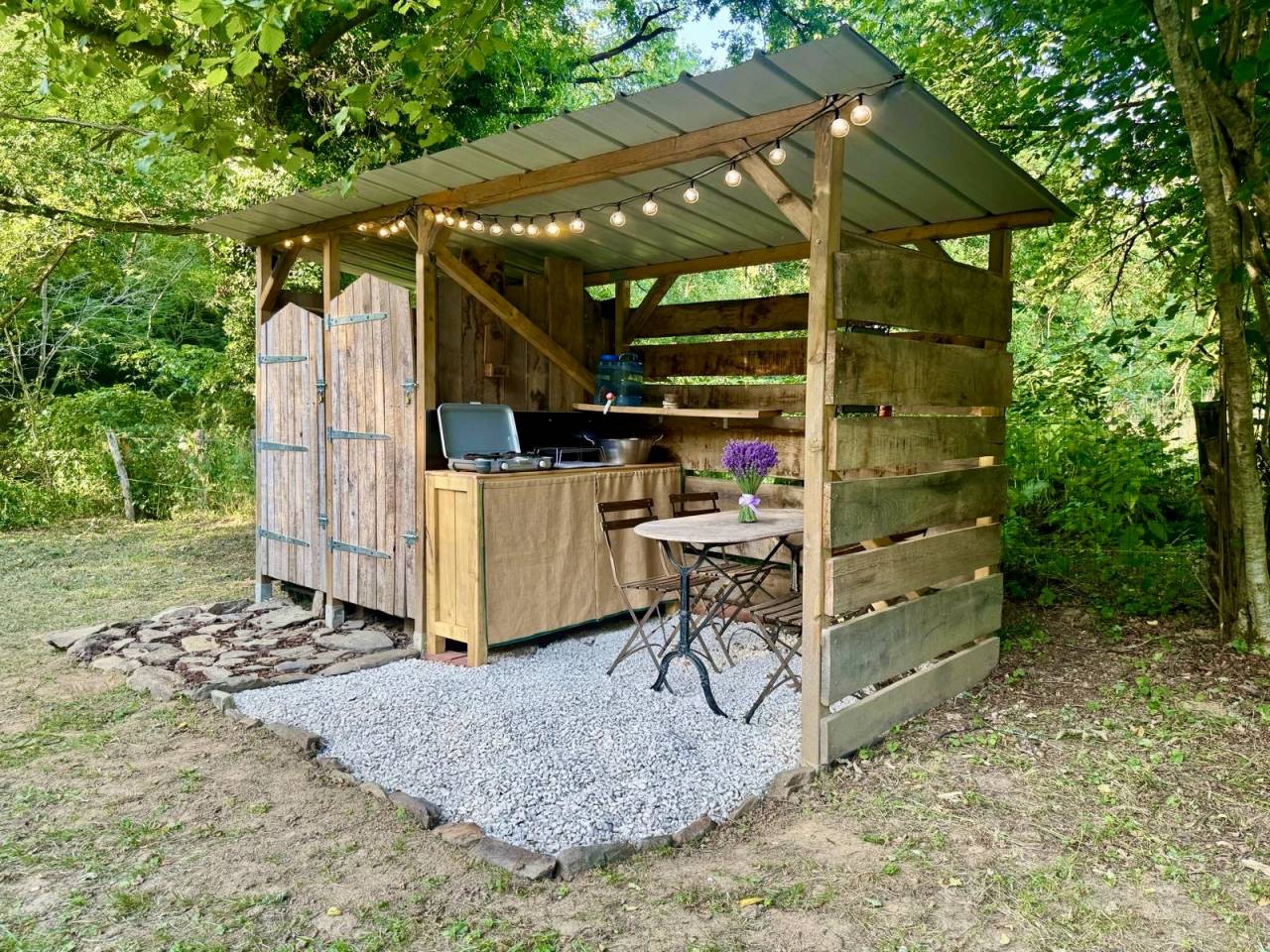 Roulotte de Bonaret - en bord de rivi&egrave;re et au pied du Ch&acirc;teau de Chalucet
