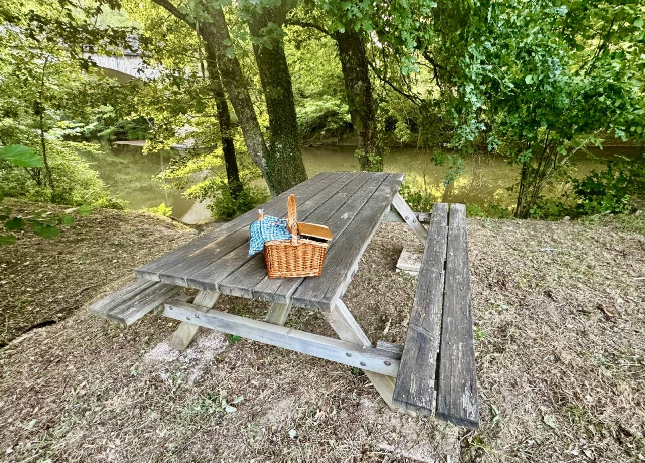 Roulotte de Bonaret - en bord de rivi&egrave;re et au pied du Ch&acirc;teau de Chalucet