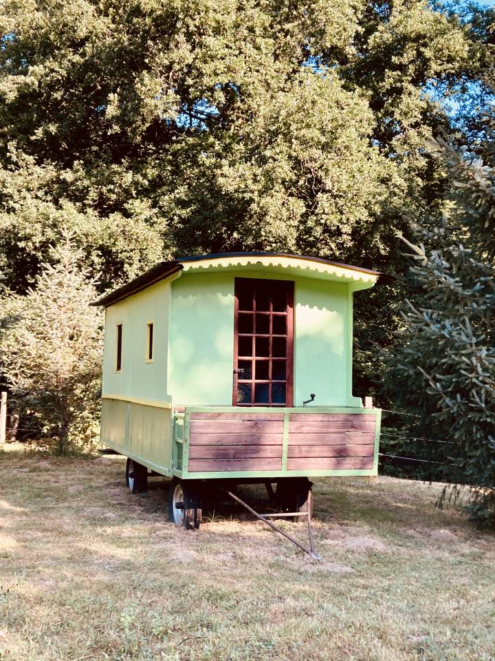 Roulotte de Bonaret - en bord de rivi&egrave;re et au pied du Ch&acirc;teau de Chalucet