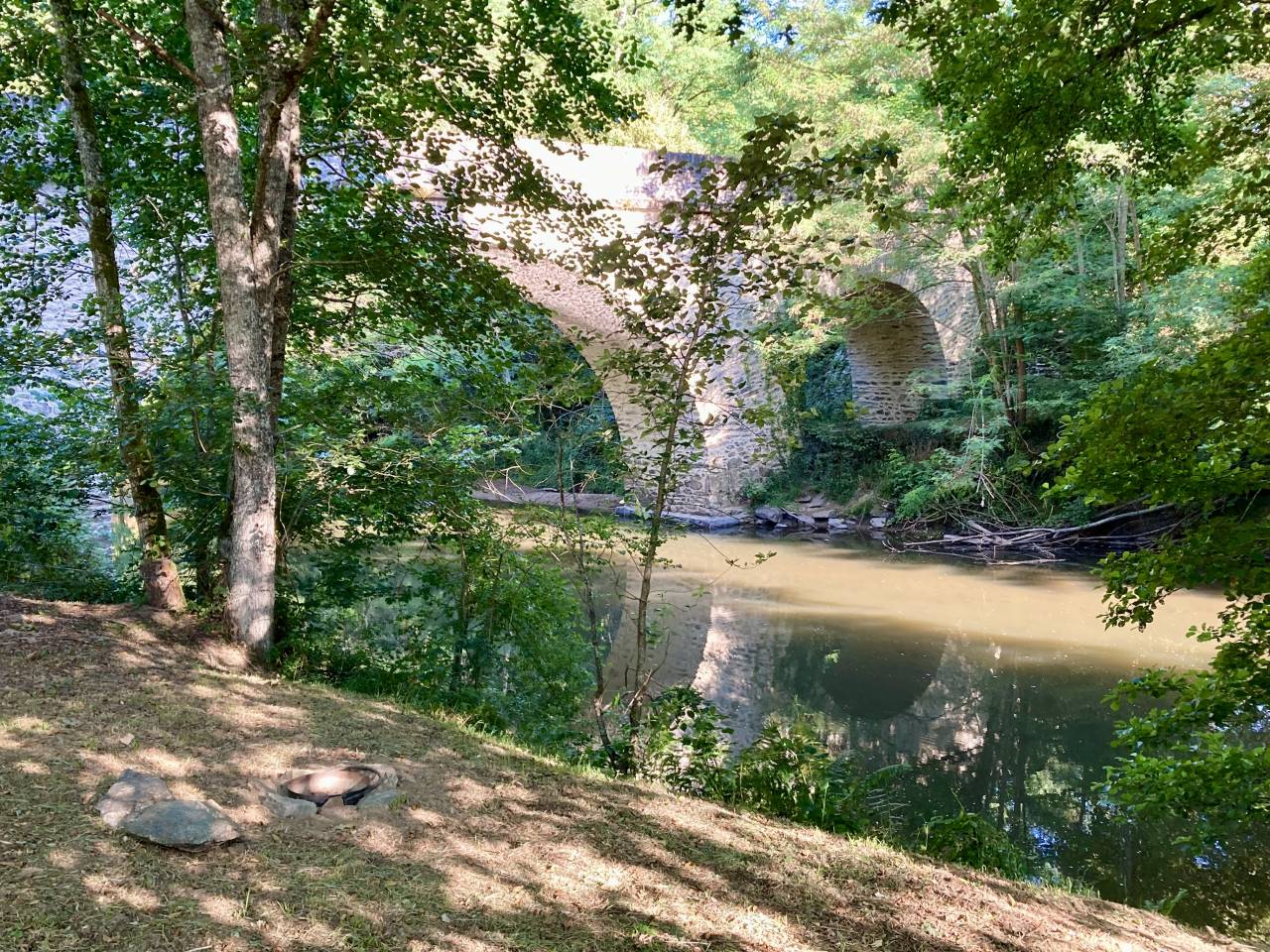 Roulotte de Bonaret - en bord de rivi&egrave;re et au pied du Ch&acirc;teau de Chalucet