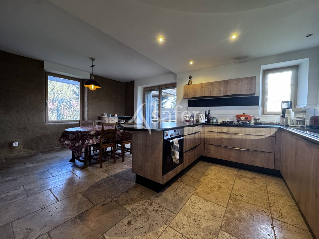 Maison en pisé avec installations équestres