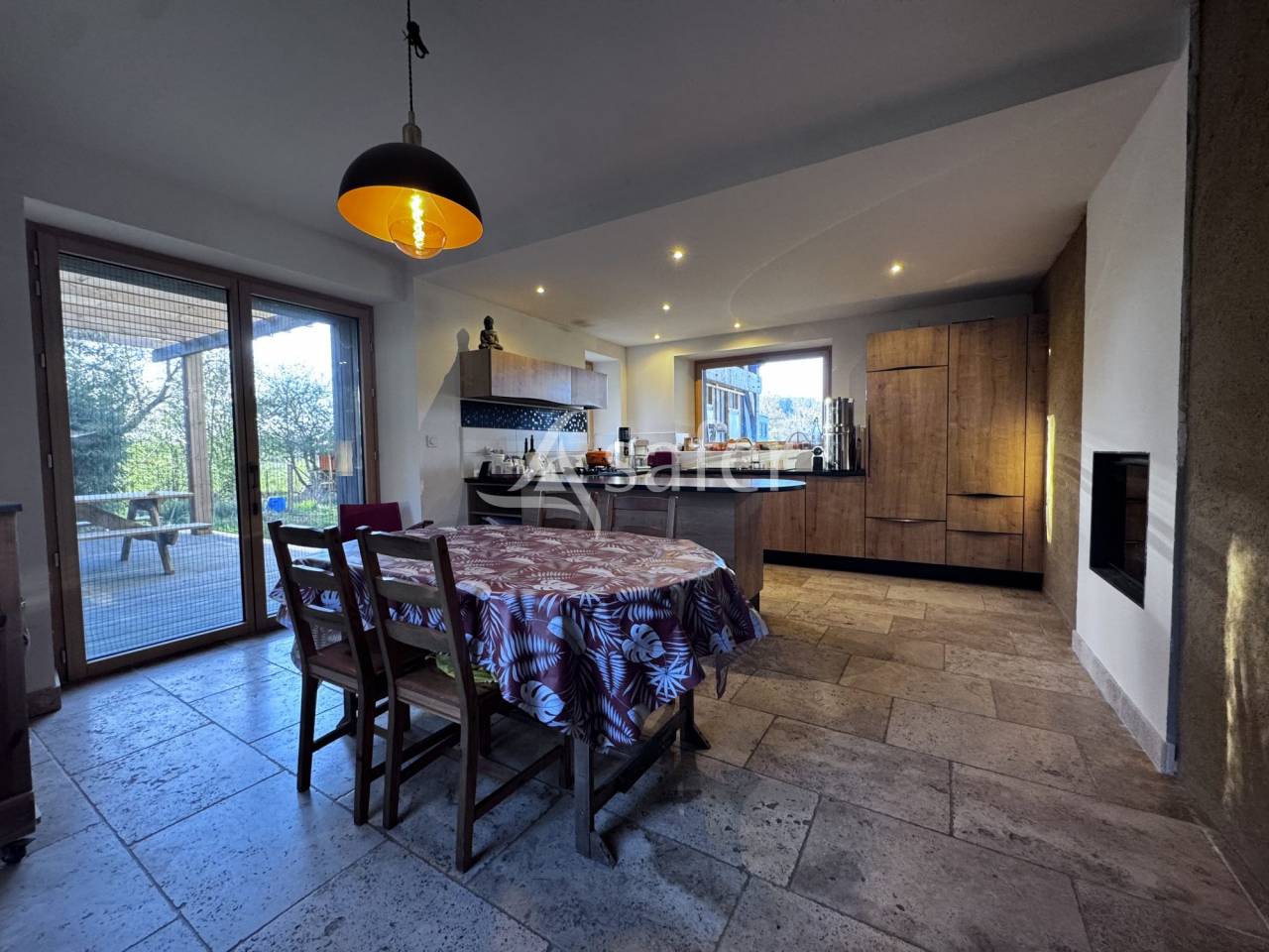 Maison en pisé avec installations équestres