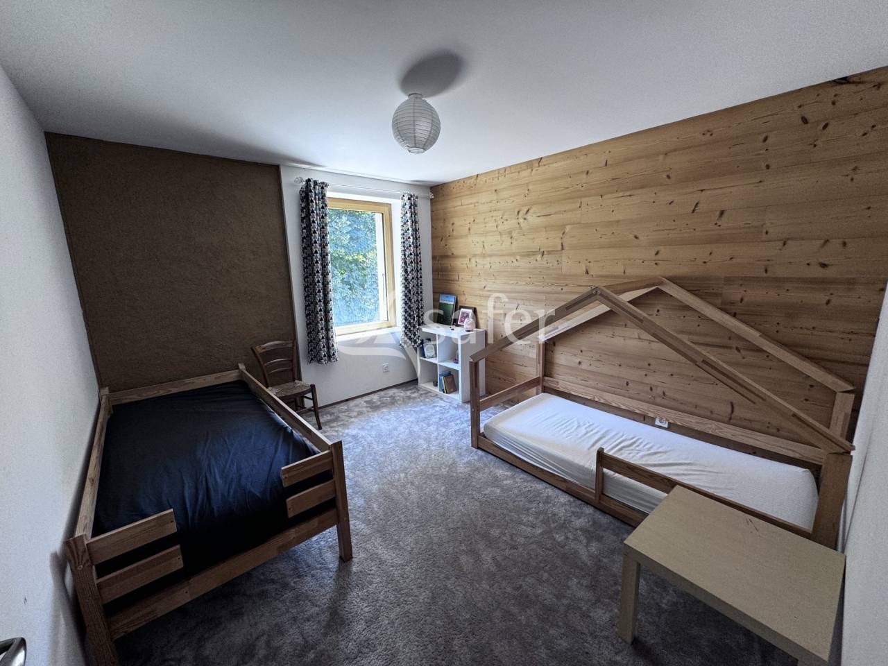 Maison en pisé avec installations équestres