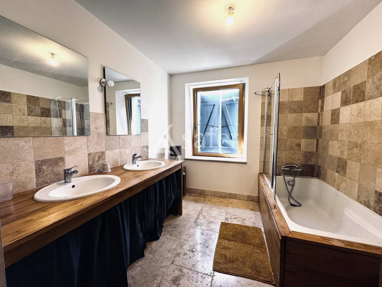 Maison en pisé avec installations équestres