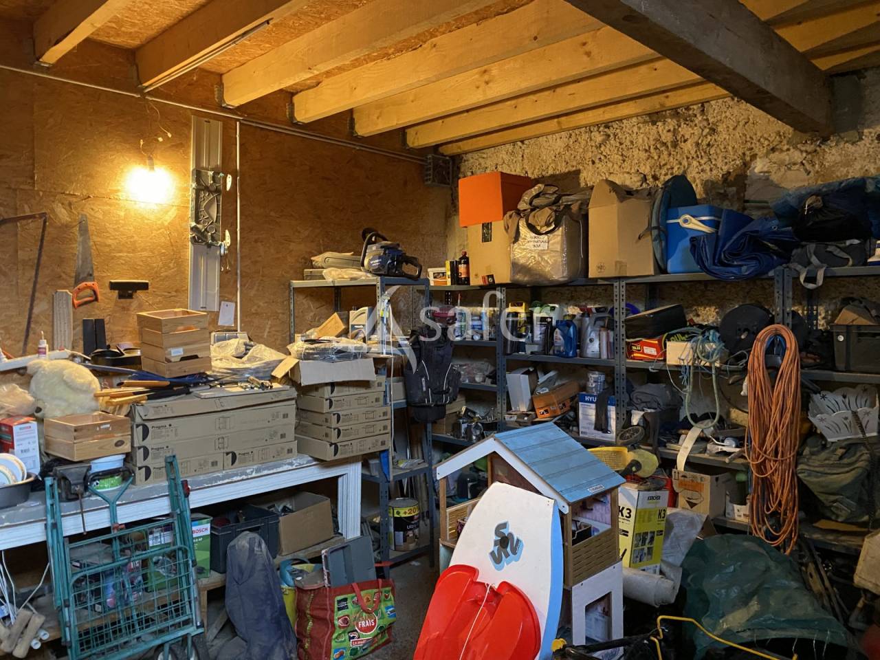 Maison en pisé avec installations équestres