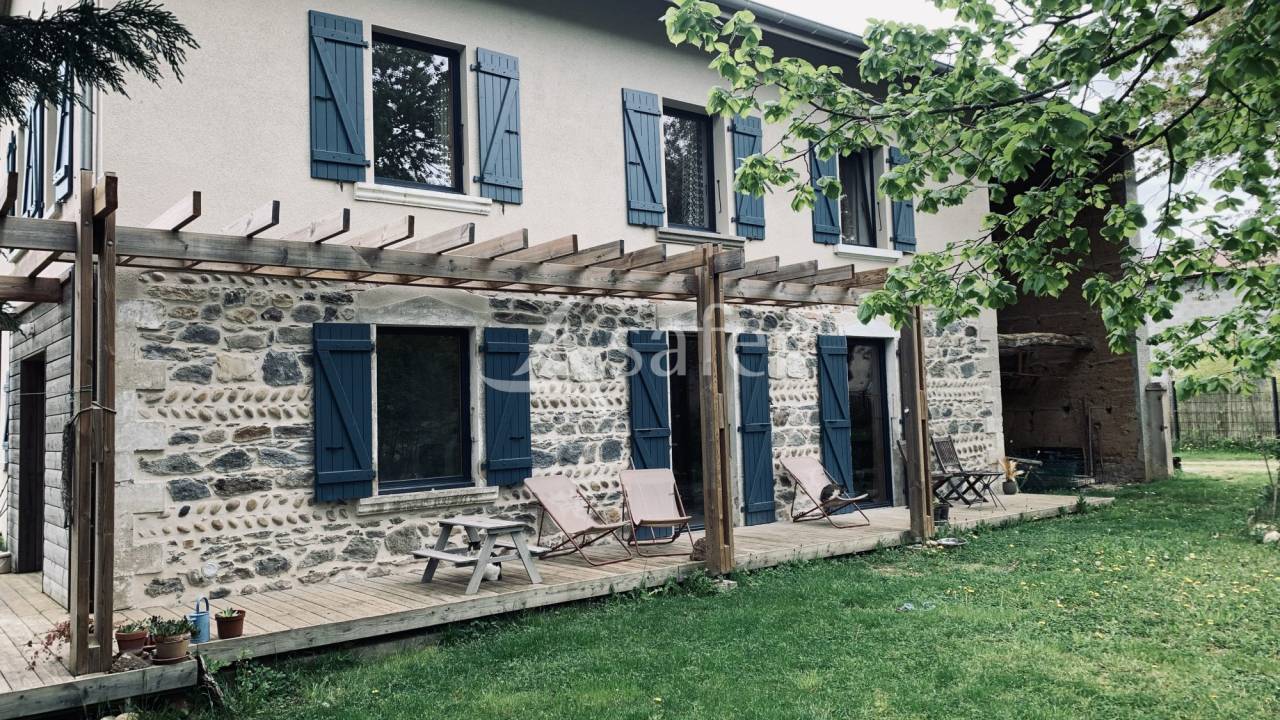 Maison en pisé avec installations équestres