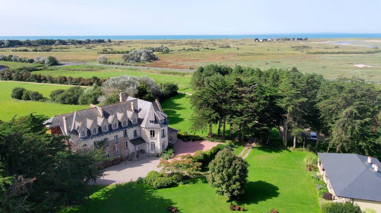 MAGNIFIQUE CHÂTEAU DE BORD DE MER, AVEC SES DÉPENDANCES, SUR 1