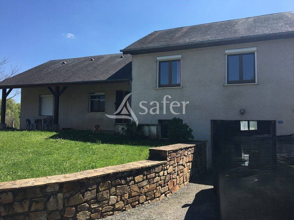 Propriété bâtie composée de 3 maisons et environ 8 ha de fon