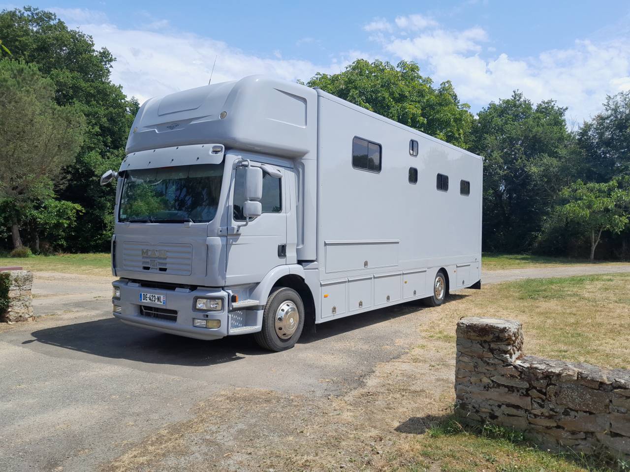 Camion MAN transport de 4 grands chevaux avec home-car