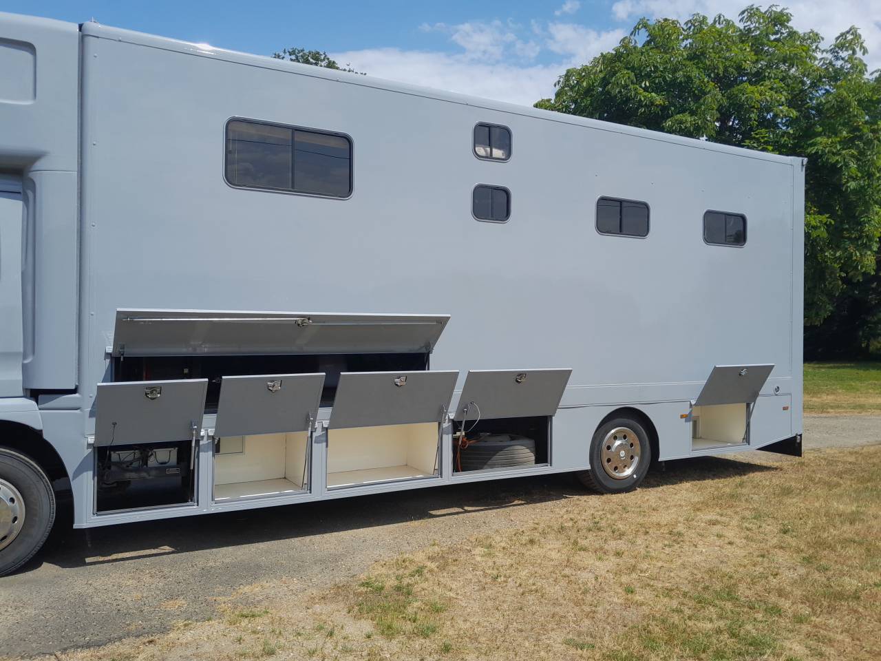 Camion MAN transport de 4 grands chevaux avec home-car