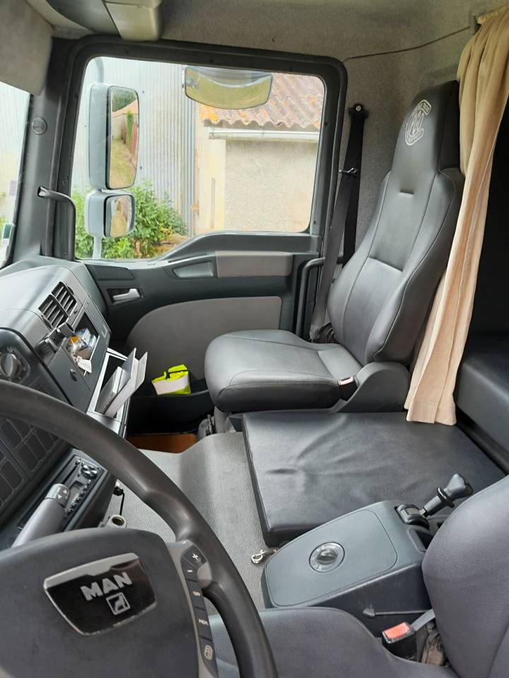 Camion MAN transport de 4 grands chevaux avec home-car