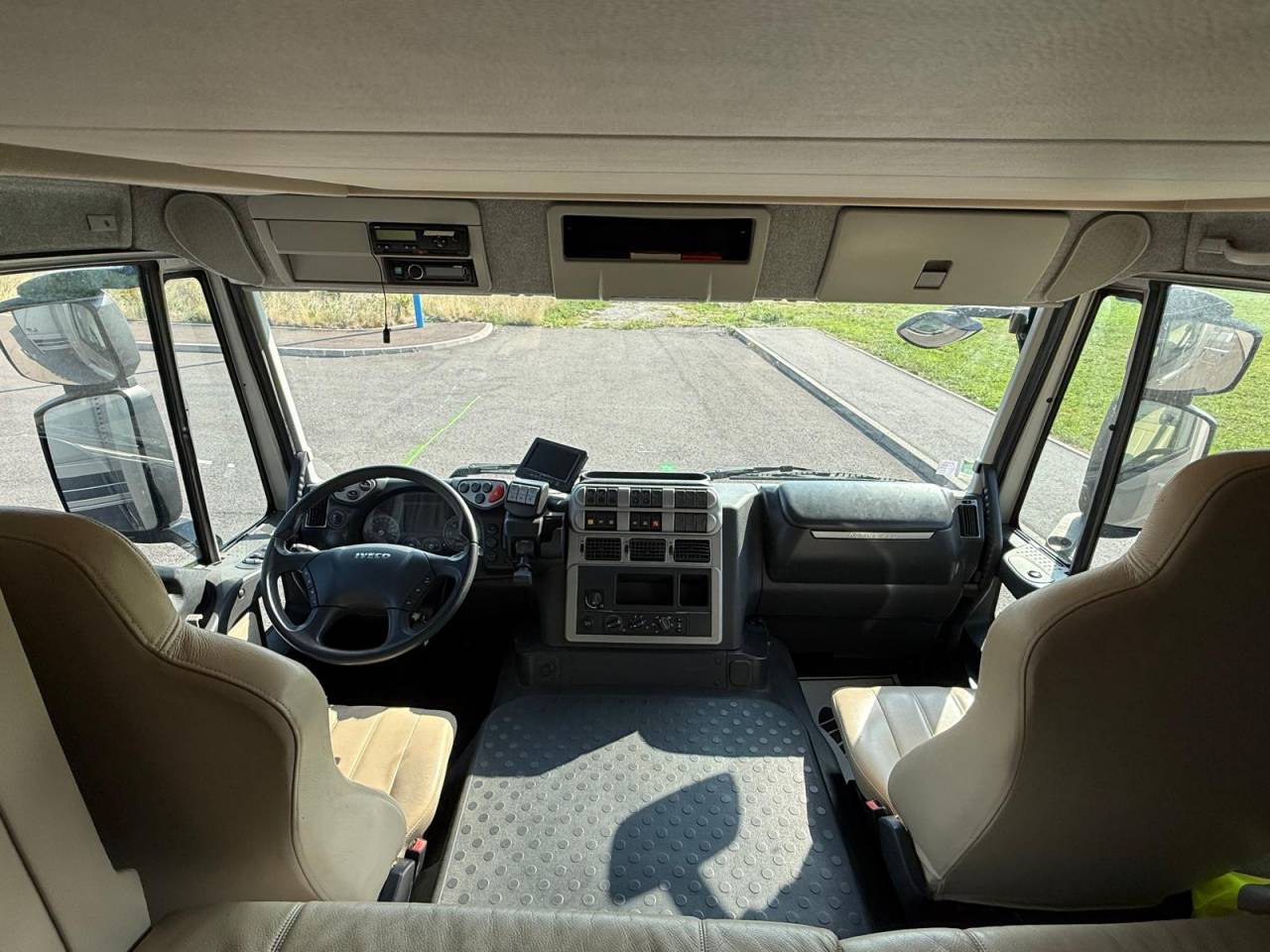 IVECO 26.360 STX - 6 CHEVAUX - POP OUT - VENDU