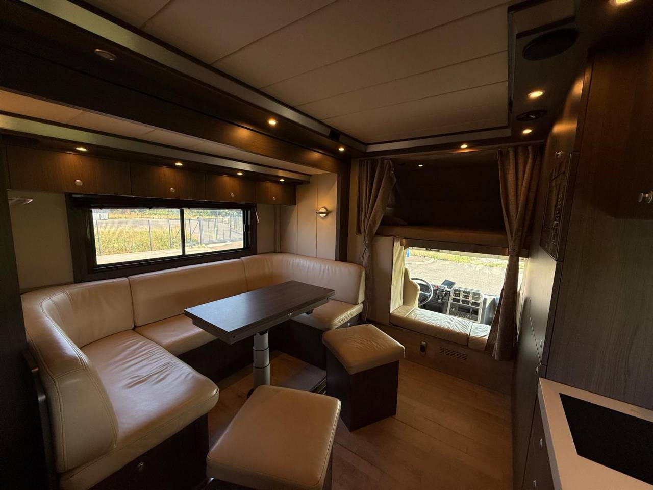 IVECO 26.360 STX - 6 CHEVAUX - POP OUT - VENDU