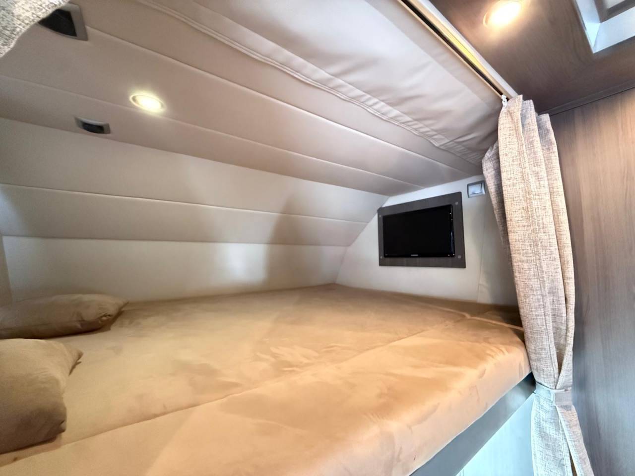 IVECO 26.360 STX - 6 CHEVAUX - POP OUT - VENDU