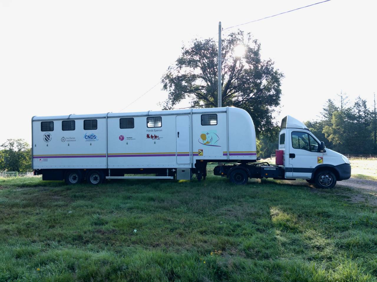 Camion IVECO VL - Semi Remorque 5 Chevaux VOW