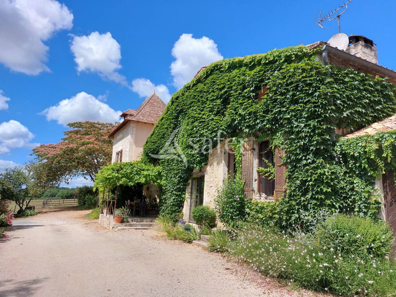 Propriété avec maison et 2 gîtes sur 12ha, sud Dordogne