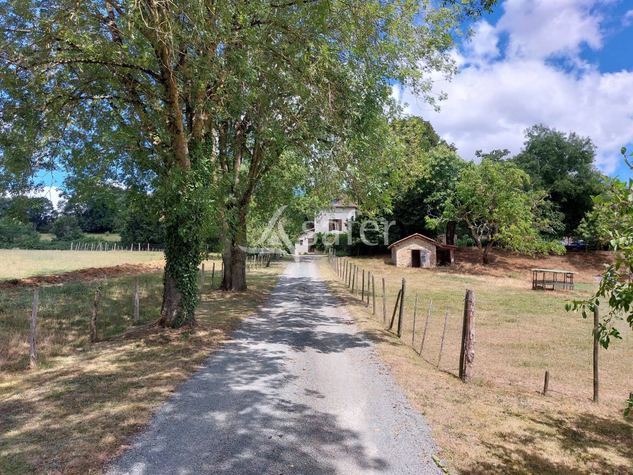 Propriété avec maison et 2 gîtes sur 12ha, sud Dordogne