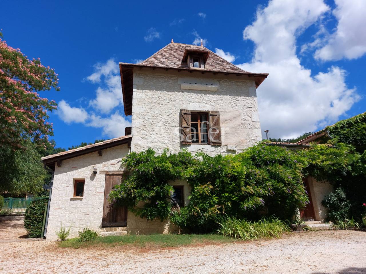 Propriété avec maison et 2 gîtes sur 12ha, sud Dordogne
