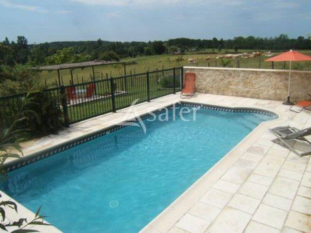 Propriété avec maison et 2 gîtes sur 12ha, sud Dordogne