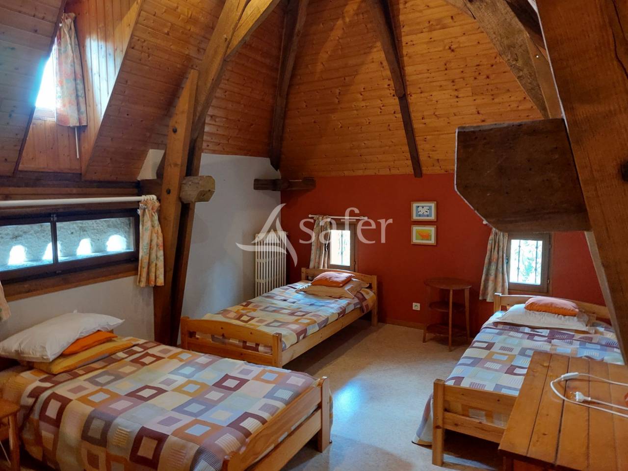 Propriété avec maison et 2 gîtes sur 12ha, sud Dordogne