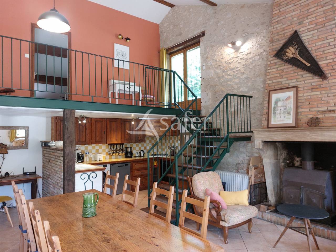 Propriété avec maison et 2 gîtes sur 12ha, sud Dordogne