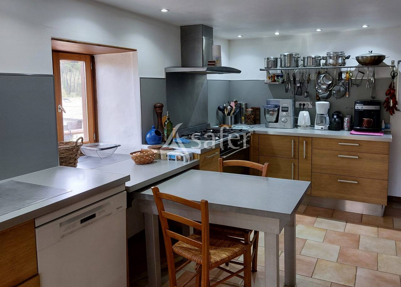 Très belle propriété en pierre avec 4 maisons, sur 11ha, proc