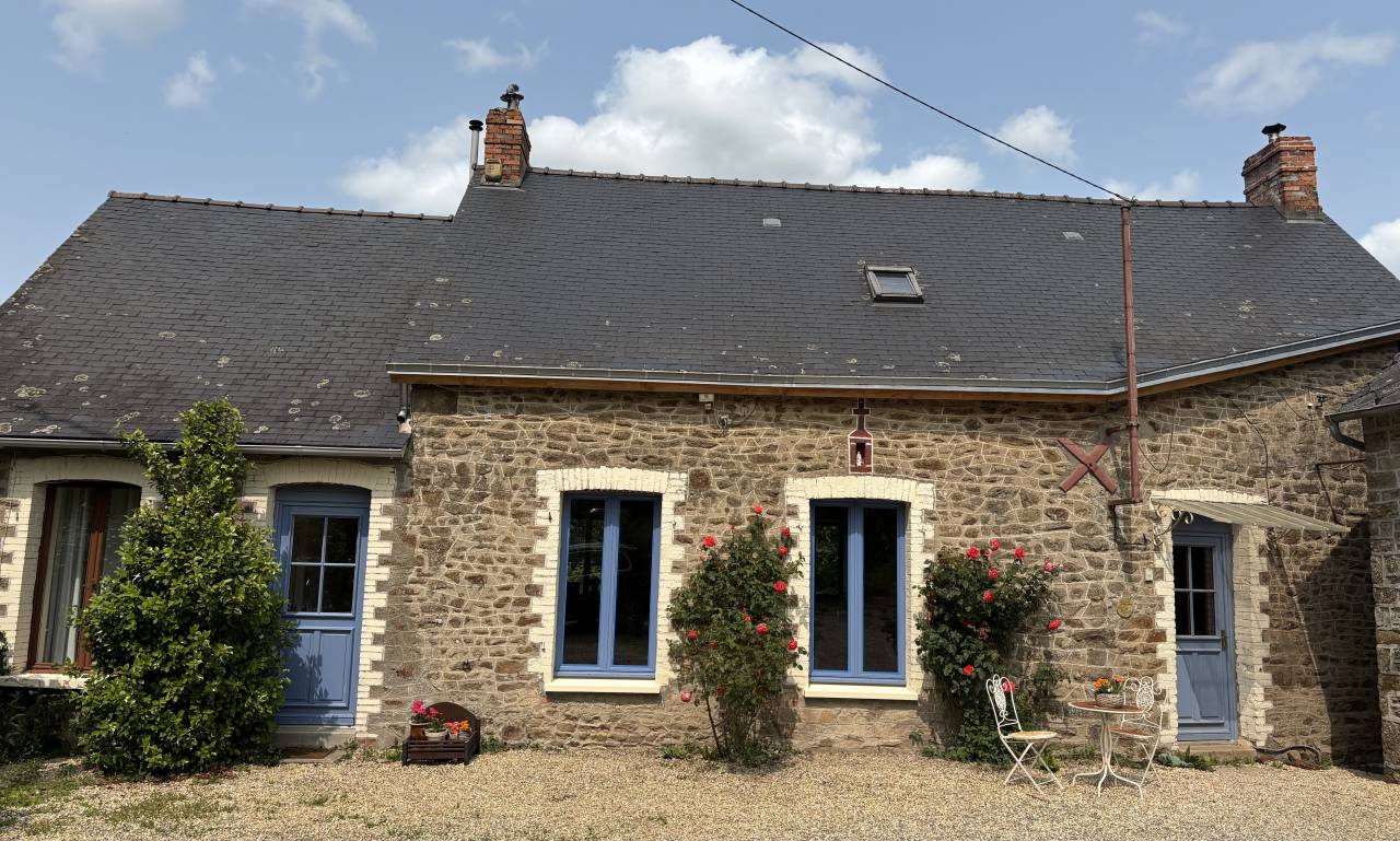Fermette avec 2 gites, 2.2 ha, 53160 proche Mayenne
