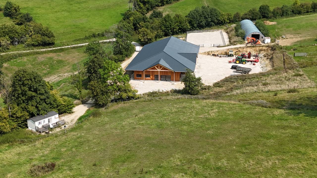 HARAS sur 26,8 HA proche Jura Suisse 