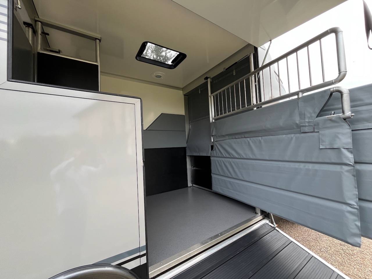 IVECO DAILY 35S210 HI-MATIC MSG STALLION LIGHT