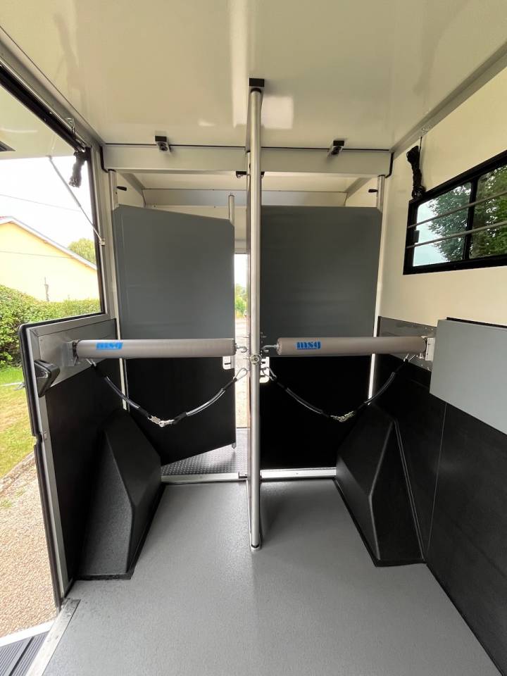 IVECO DAILY 35S210 HI-MATIC MSG STALLION LIGHT