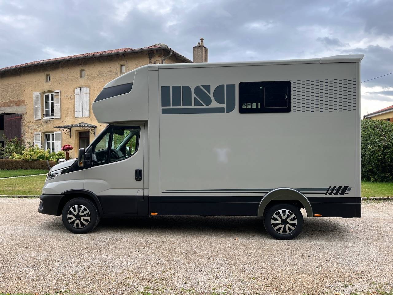 IVECO DAILY 35S210 HI-MATIC MSG STALLION LIGHT