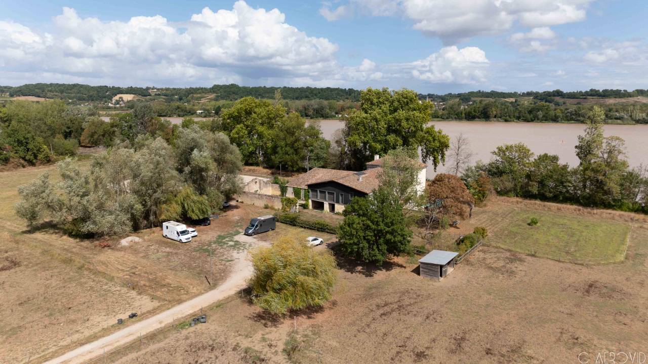&Agrave; 15 min de Libourne, sur 10 hect, propri&eacute;t&eacute; &eacute;questre