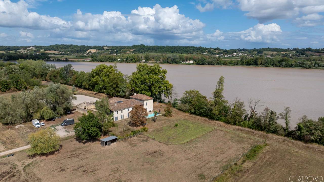 &Agrave; 15 min de Libourne, sur 10 hect, propri&eacute;t&eacute; &eacute;questre