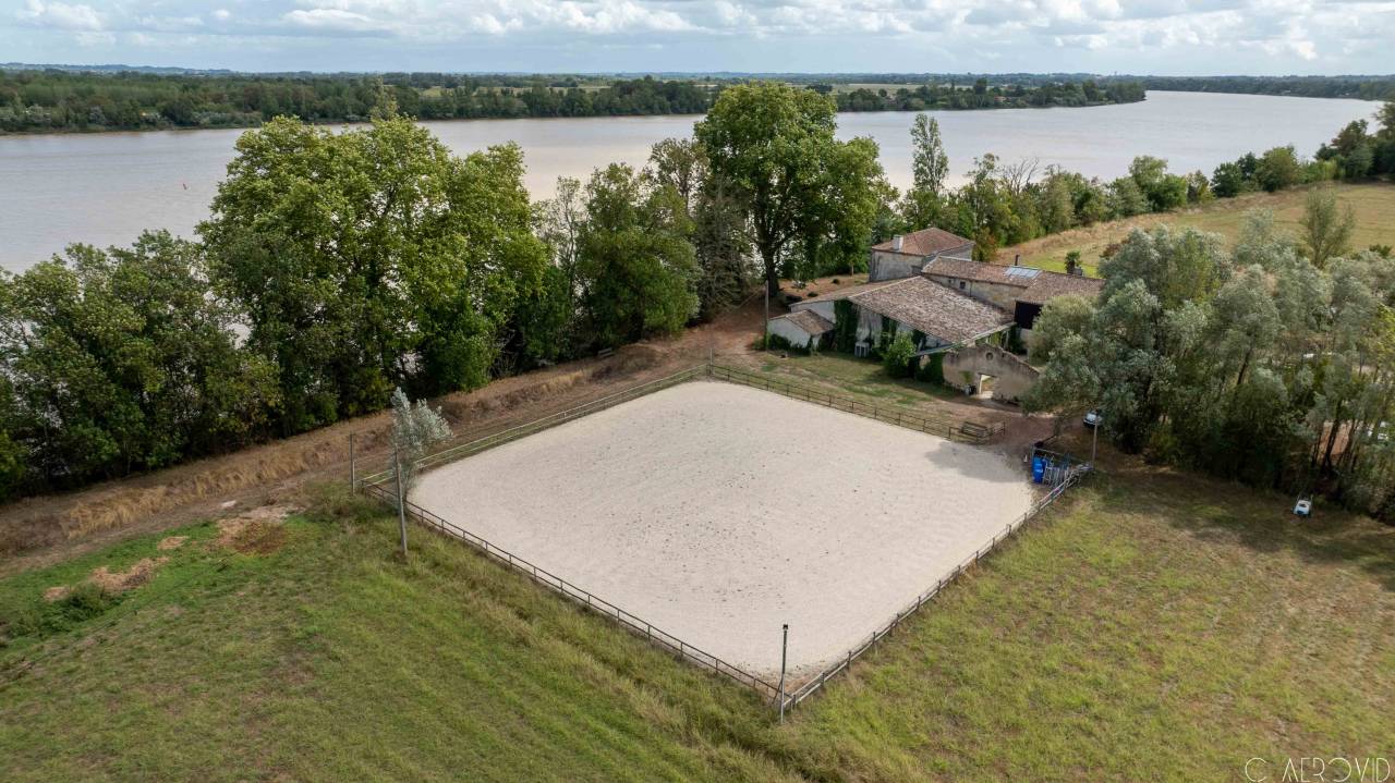 &Agrave; 15 min de Libourne, sur 10 hect, propri&eacute;t&eacute; &eacute;questre