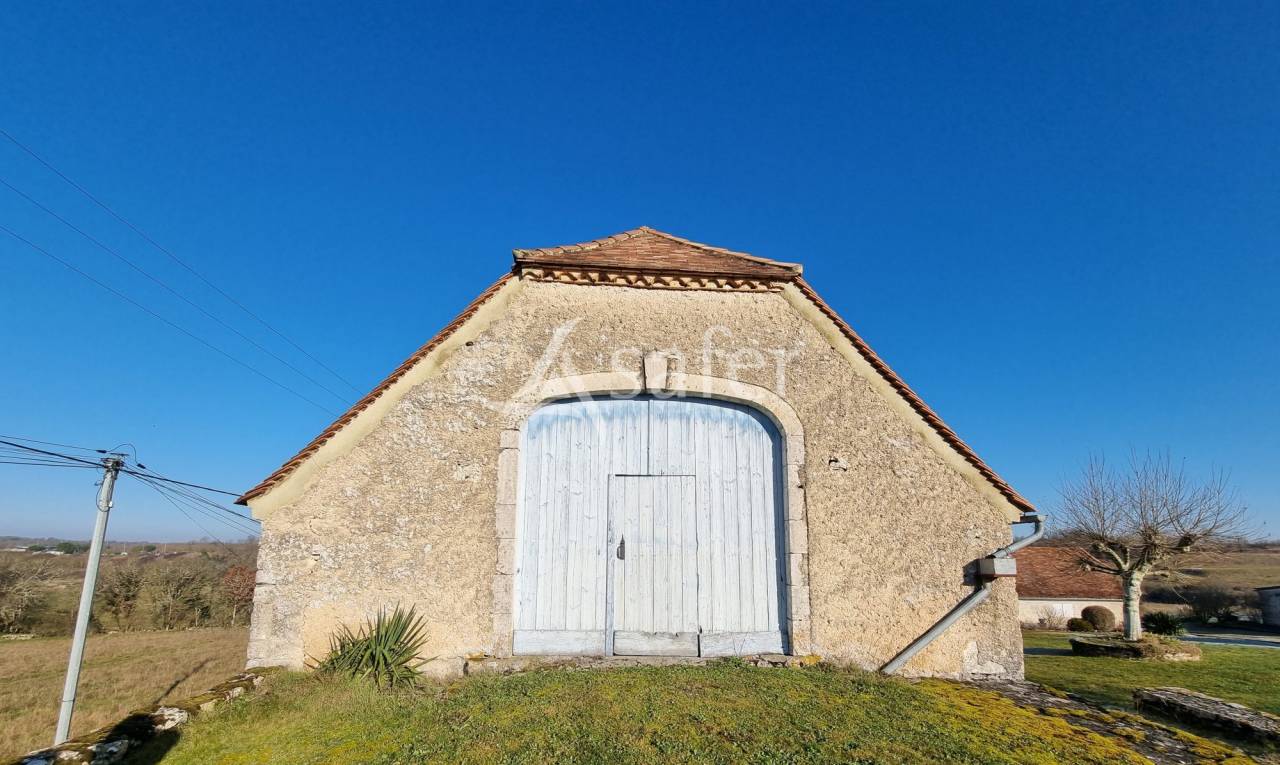 Corps de ferme sur 14 ha au calme et proche A20.