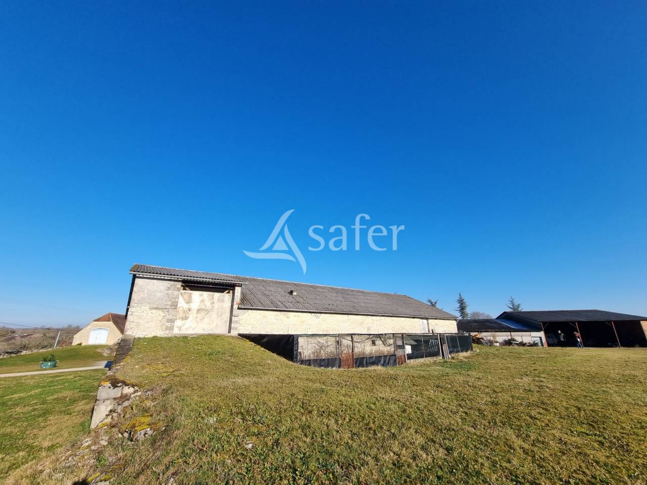 Corps de ferme sur 14 ha au calme et proche A20.