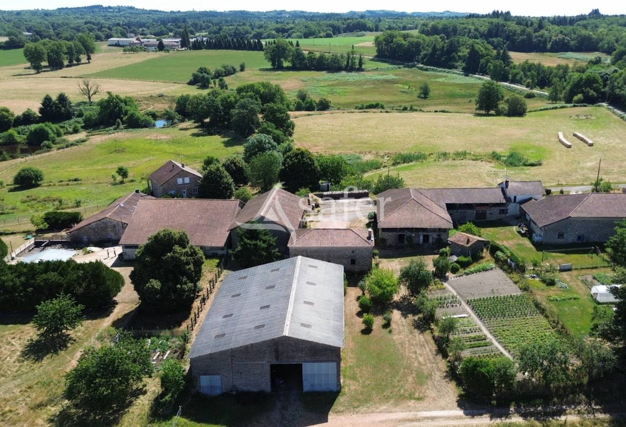 Corps de ferme en pierre sur 25ha avec étang
