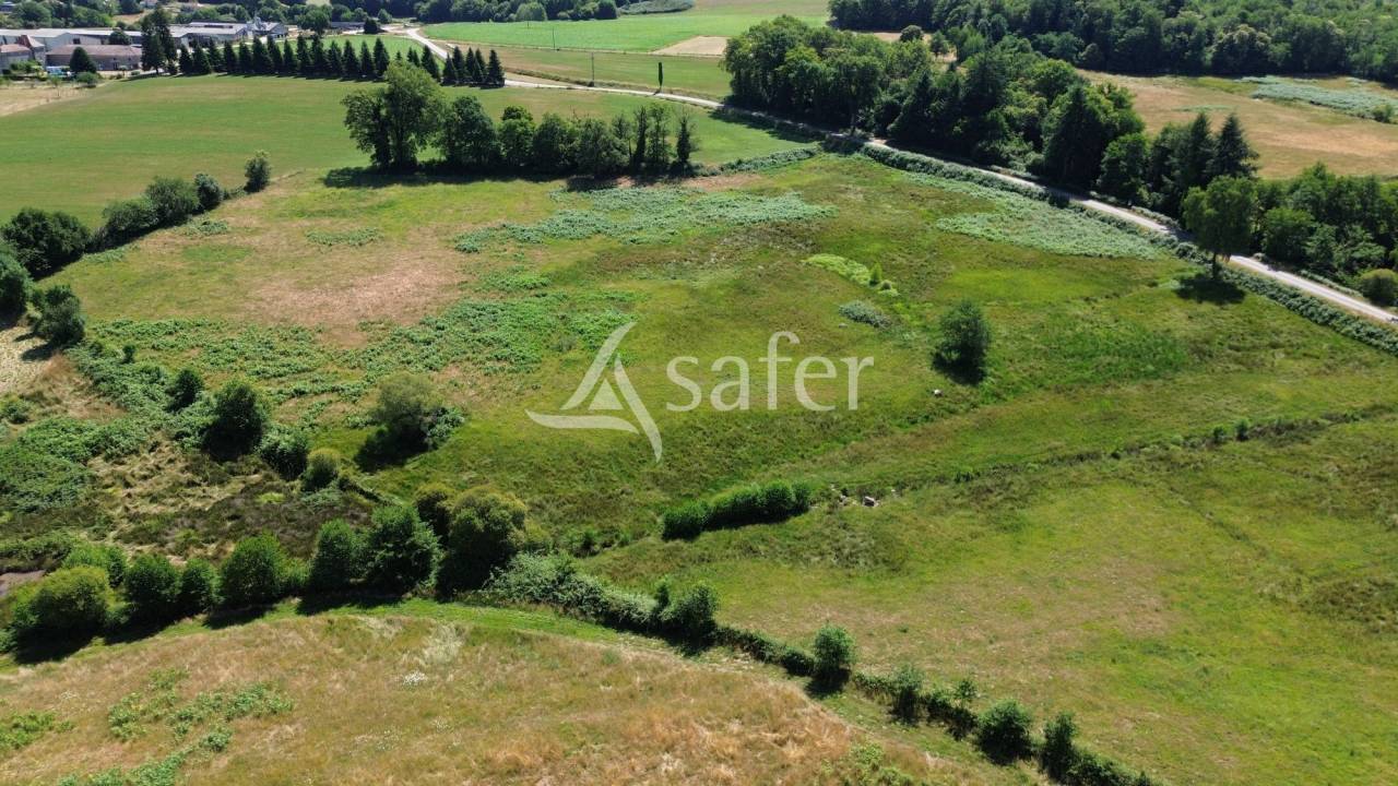 Corps de ferme en pierre sur 25ha avec étang