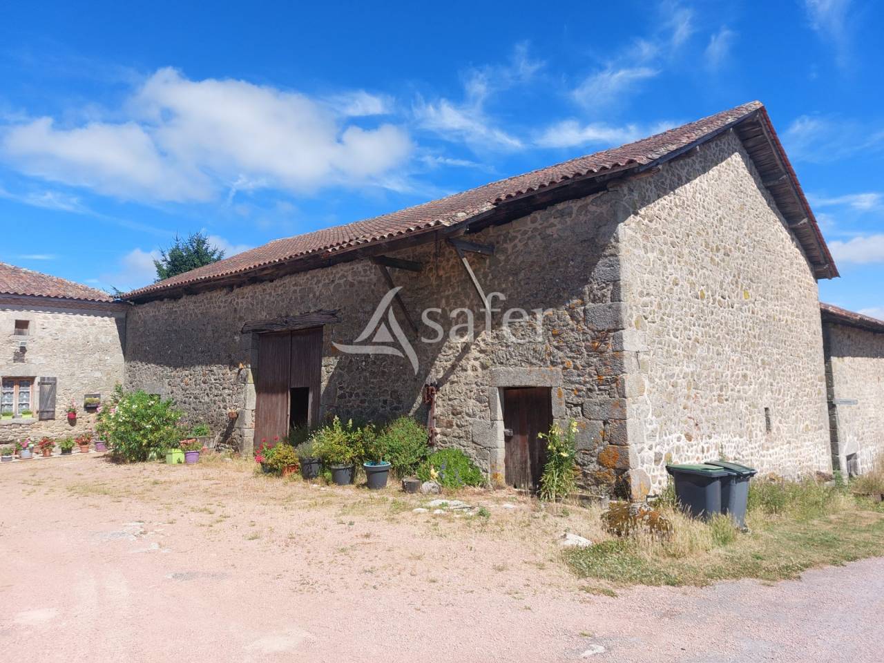 Corps de ferme en pierre sur 25ha avec étang