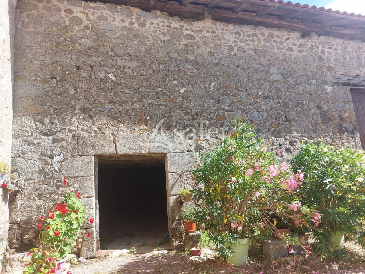 Corps de ferme en pierre sur 25ha avec étang