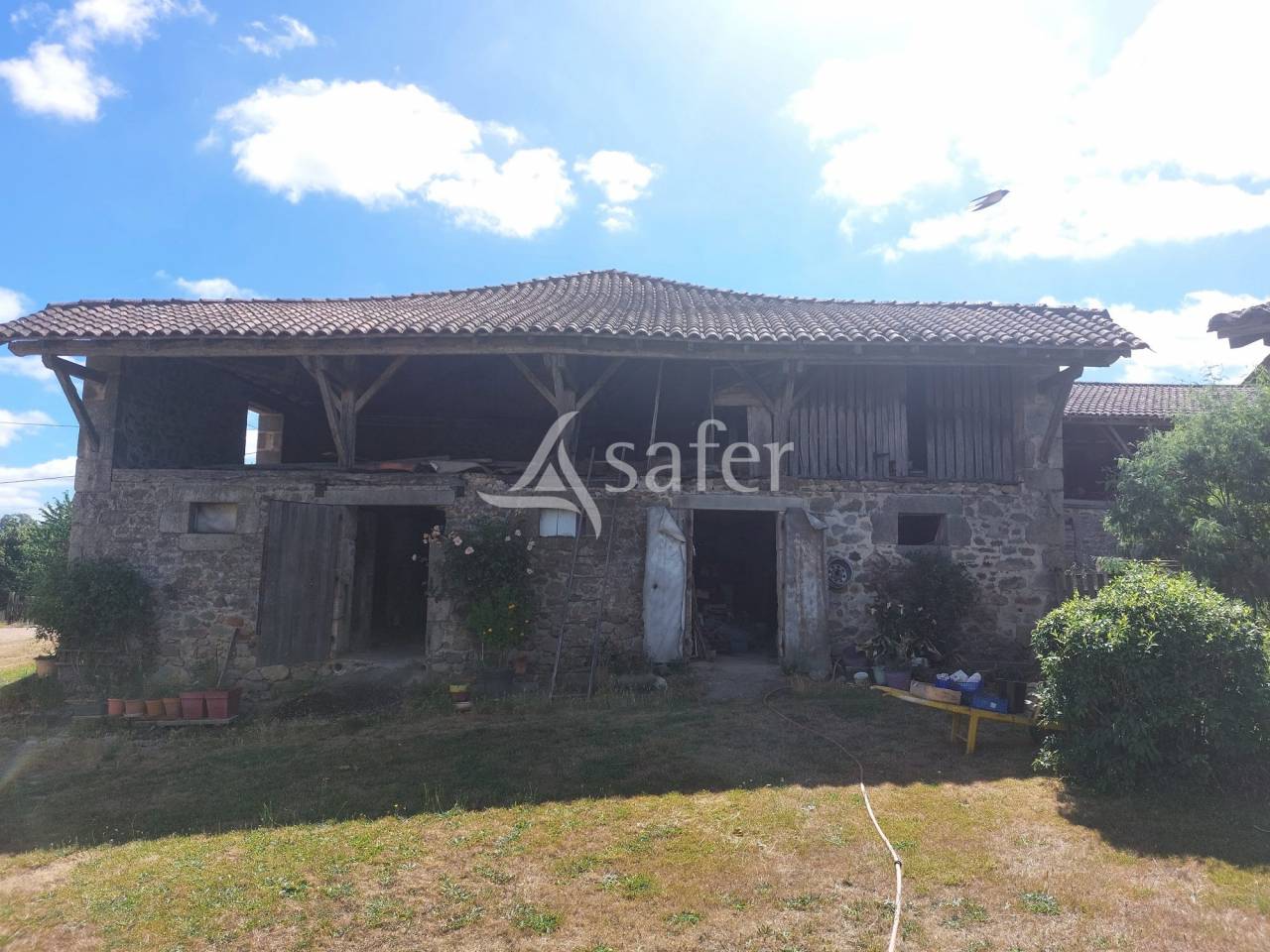 Corps de ferme en pierre sur 25ha avec étang