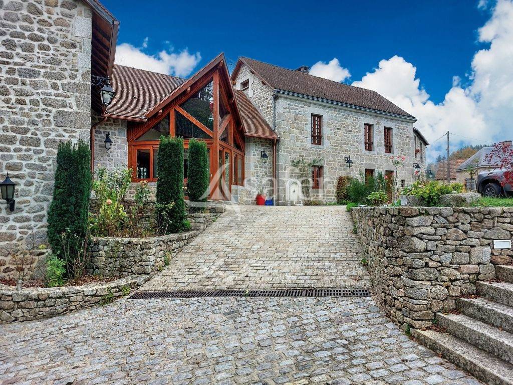 Propriété de caractère sur environ 3ha attenants.