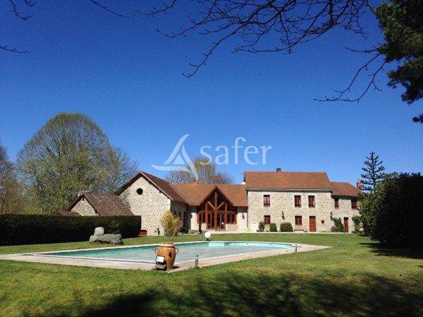 Propriété de caractère sur environ 3ha attenants.